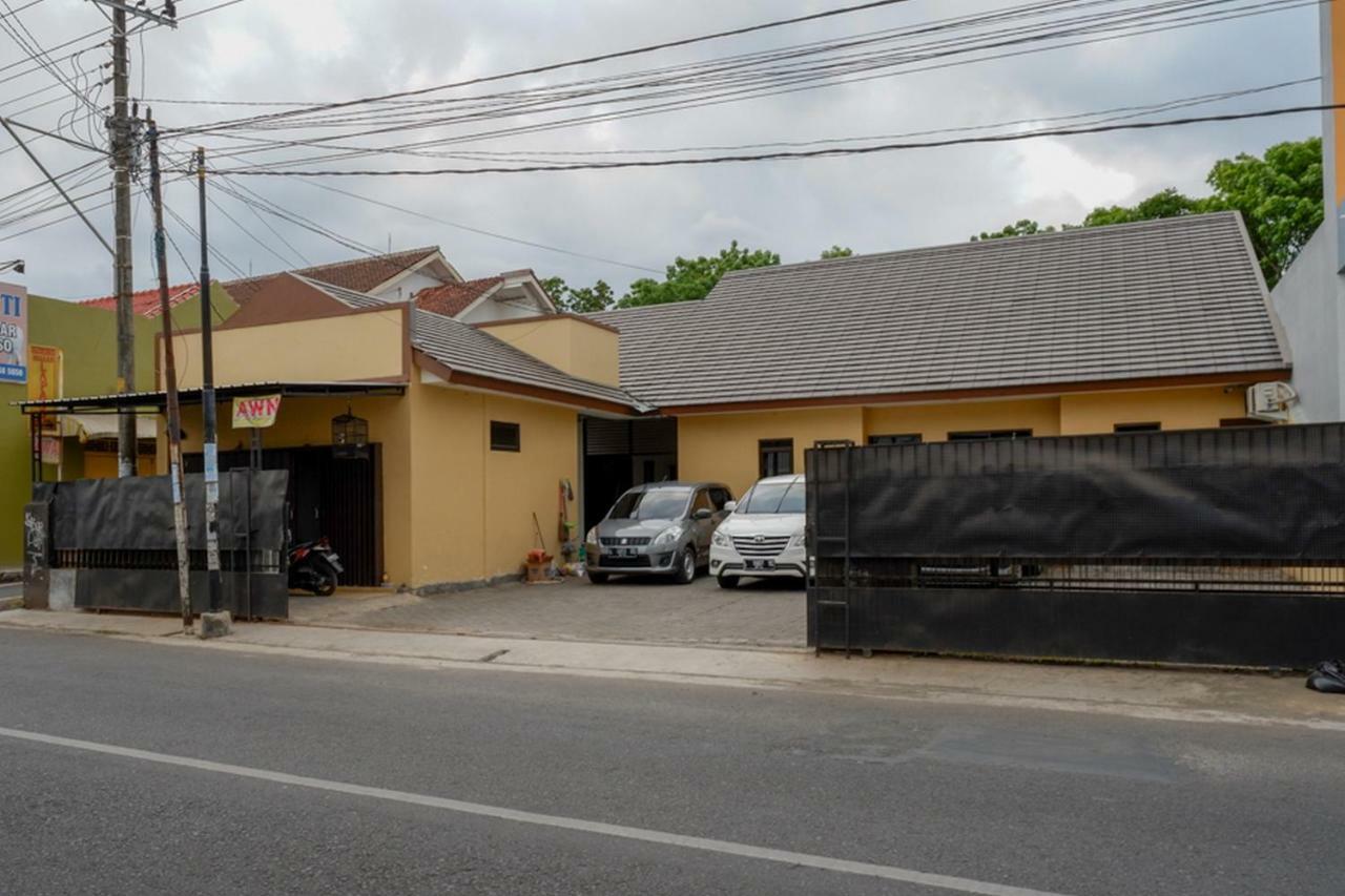 Hotel Reddoorz Near Living Plaza Purwokerto Esterno foto
