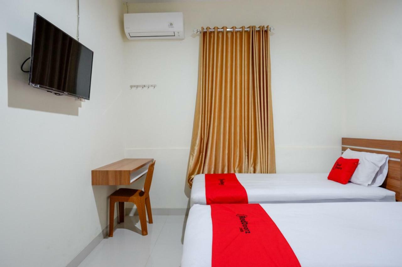 Hotel Reddoorz Near Living Plaza Purwokerto Esterno foto