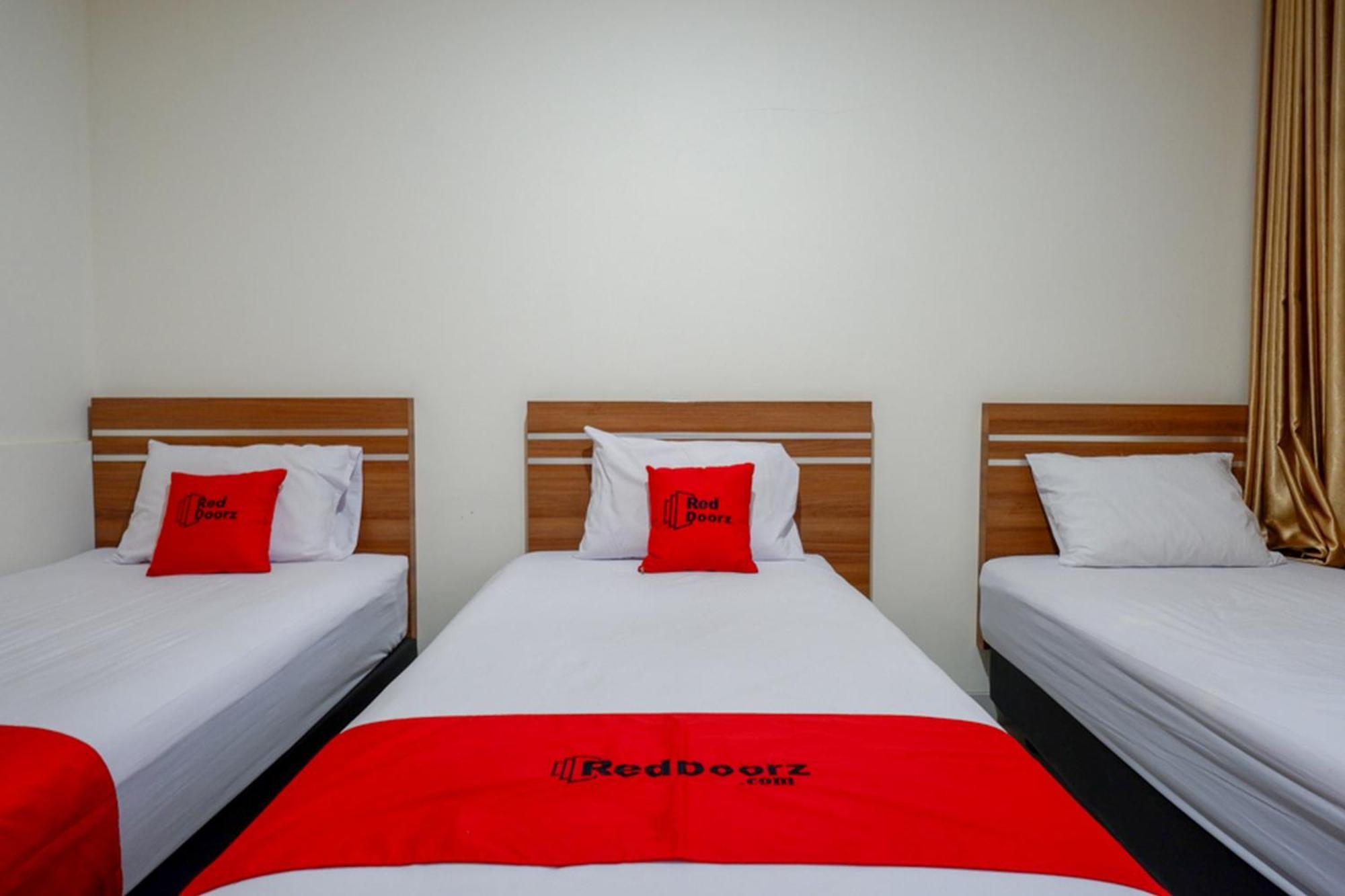 Hotel Reddoorz Near Living Plaza Purwokerto Esterno foto